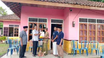 Pihak kecamatan Bayung Lencir memberikan bantuan terhadap keluarga yang tertimpa musibah (Foto : Humas Muba)