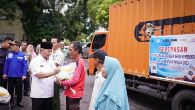 Pj Bupati Muba Apriyadi Mahmud menyalurkan sebanyak 390 ton beras cadangan Pemerintah kepada 39 ribu warga pra sejahtera (Foto : Humas Muba)