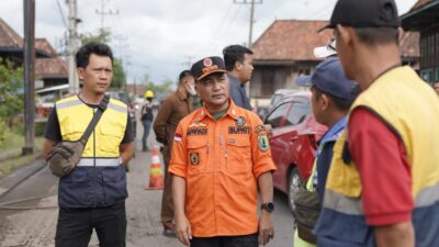 Pj Bupati Muba saat melakukan peninjauan jalan (Foto : Humas Muba)