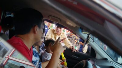 Pj Bupati Apriyadi saat meninjau kondisi jalan (Foto : Humas Muba)